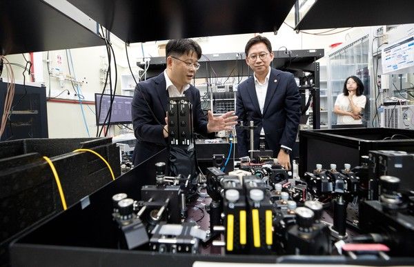 ▲ 배경훈 과학기술정보통신부 장관이 대전시 유성구 한국표준과학연구원을 방문해 설명을 듣고 있다. 사진=과학기술정보통신부
