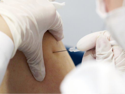 ▲ 15일 오전 서울 양천구 해누리타운에 마련된 코로나19 예방접종센터에서 어르신이 코로나19 백신 접종을 하고 있다. 사진=뉴시스