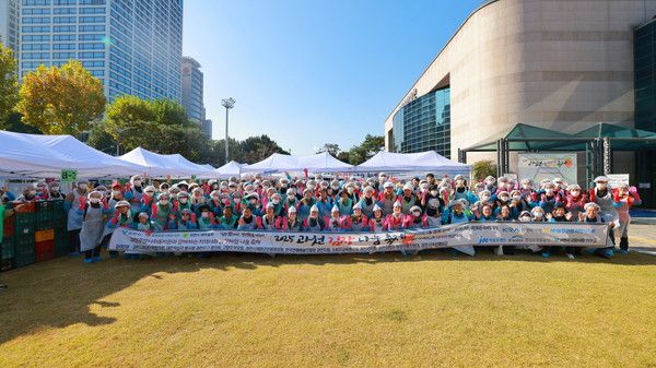 ▲ 지난 1일 과천시민회관 시계탑 광장에서 열린 ‘2025년 과천 김장축제’ 참가자들이 김장김치를 담그고 난 뒤 기념촬영을 하고 있다. 사진=한국마사회