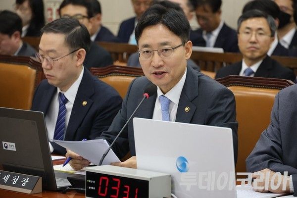 ▲ 임광현 국세청장이 지난달 29일 국회 기획재정위원회 국정감사에 출석해 의원 질의에 답변하고 있다. 사진=이기봉 기자