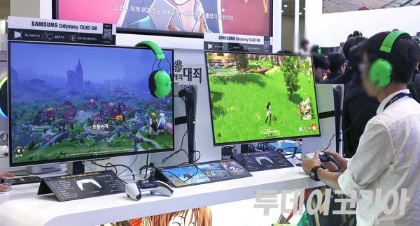▲ 지난달 14일 부산 벡스코에서 열린 ‘G-STAR(지스타) 2025’에서 관람객이 삼성 오딧세이 OLED 모니터로 게임 시연을 하고 있다. 사진=투데이코리아