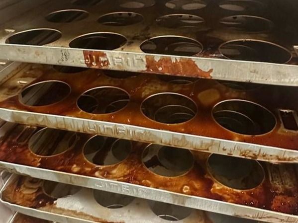 ▲ 글쓴이가 진에어 기내식 오븐이라고 주장하며 온라인 커뮤니티에 게시한 이미지. 사진=온라인커뮤니티 갈무리&nbsp;