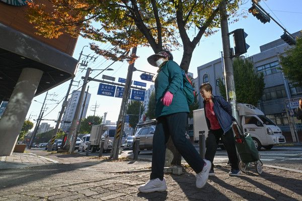 ▲ 광주 북구 운암동 거리에서 시민들이 마스크와 장갑으로 중무장한 채 발걸음을 옮기고 있다. 사진=뉴시스