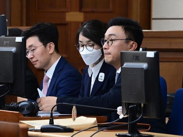 ▲ 도이치모터스 주가조작과 명태균 공천개입, 통일교 청탁·뇌물 수수 의혹 혐의 등으로 구속기소 된 김건희 여사가 24일 오후 서울 서초구 서울중앙지방법원에서 열린 첫 재판에 출석해 있다. 사진=뉴시스