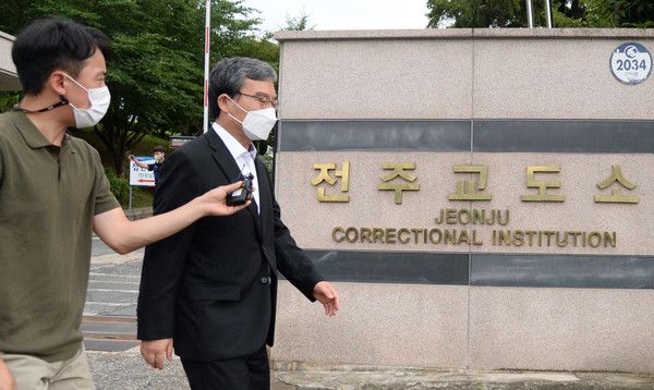 ▲ 이스타항공 자금 배임·횡령으로 전주교도소에 수감됐었던 이상직 전 의원이 30일 전북 전주시 전주교도소에서 보석으로 석방돼 장내를 빠져나오고 있다. 2022.06.30. 사진=뉴시스