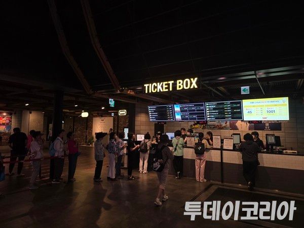 ▲ 서울 시내 한 영화관에서 티켓을 구매하고 있는 시민들의 모습. 사진=투데이코리아