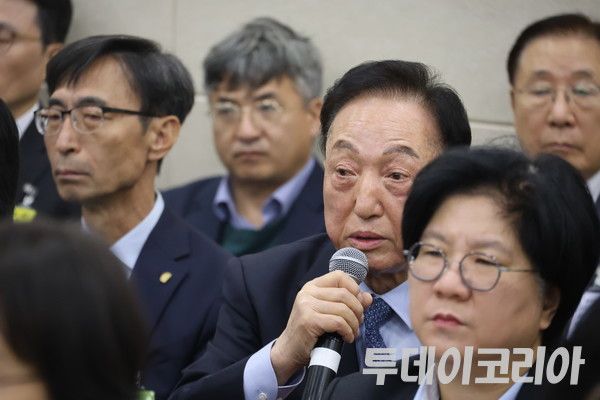 ▲ 지난달 30일 국회 보건복지위원회 국정감사에서 김철수 대한적십자사 회장이 의원 질의에 답하고 있다. 사진=투데이코리아