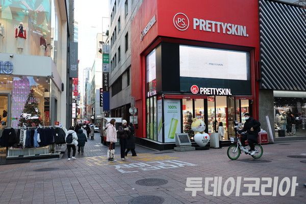 ▲ 서울 명동 거리에 시민들과 일부 외국인 관광객이 돌아다니고 있는 모습. 사진=투데이코리아