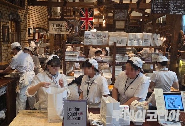 ▲ 서울 시내 한 런던베이글뮤지엄에서 근무자들이 상품을 포장하고 있다. 기사 내용과는 무관한 자료 사진. 사진=투데이코리아
