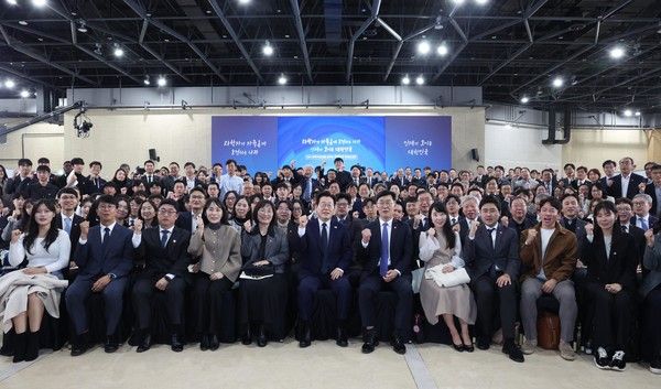 ▲ 이재명 대통령이 7일 대전 유성구 국립중앙과학관에서 열린 다시 과학기술인을 꿈꾸는 대한민국 국민보고회에서참석자들과 기념촬영 하고 있다. 사진=뉴시스