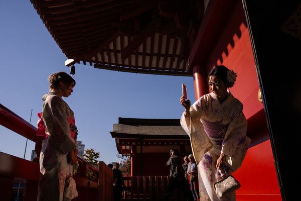 ▲ 중국 문화관광부가 지난 10월 14일부터 자국민에게 일본 여행 자제 권고 조처를 내린 가운데 10월 20일 기모노를 입은 중국인 관광객들이 일본 도쿄 아사쿠사 지역 센소지를 방문해 기념사진을 찍고 있다. 사진=뉴시스