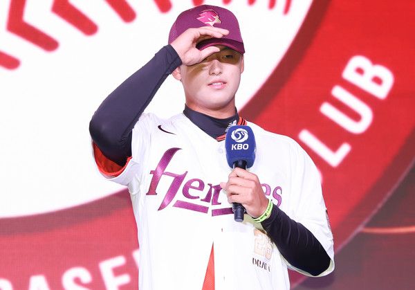 ▲ 9월 17일 오후 서울 송파구 롯데호텔월드에서 열린 2026 KBO 신인 드래프트에서 키움 히어로즈 1라운드 지명된 북일고 박준현이 소감을 밝히고 있다. 사진=뉴시스