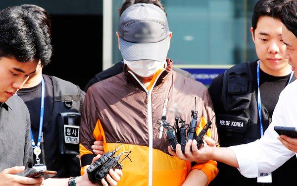 ▲ 30일 오전 인천 남동구 논현경찰서에서 사제총기로 아들을 살해한 혐의 등으로 경찰에 구속된 60대 남성이 검찰에 송치되고 있다. 2025.07.30. 사진=뉴시스