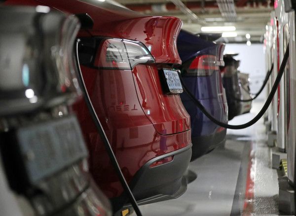 ▲ 서울시내 한 건물에서 수입 전기차가 충전하고 있다. 사진=뉴시스