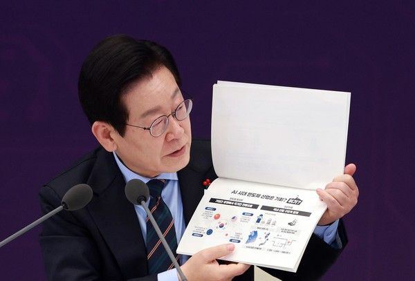 ▲ 이재명 대통령이 10일 서울 용산 대통령실 청사에서 열린 AI 시대의 K-반도체 비전과 육성전략 보고회에서 발언하고 있다. 사진=뉴시스