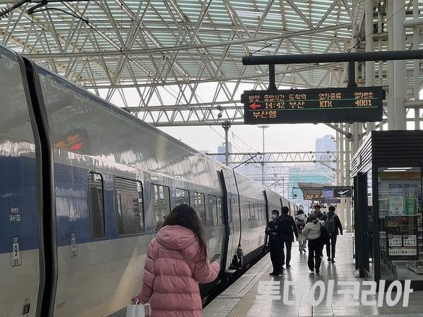 ▲ 서울역 KTX 탑승장에서 시민들이 기차에 탑승하고 있다. 사진=투데이코리아
