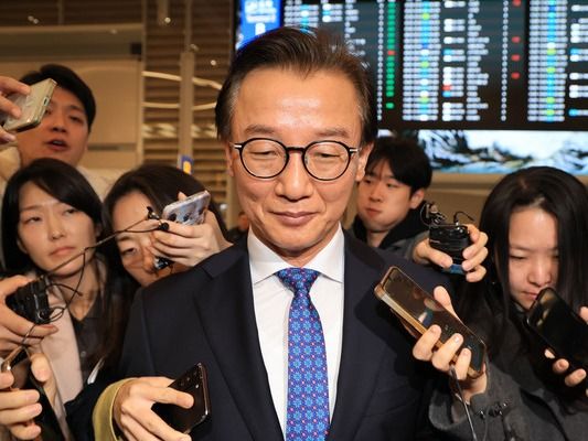 ▲ 통일교로부터 금품을 수수했다는 의혹이 제기된 전재수 해양수산부 장관이 11일 오전 인천국제공항 제2여객터미널을 통해 귀국한 뒤 차량으로 이동하고 있다. 전 장관은 