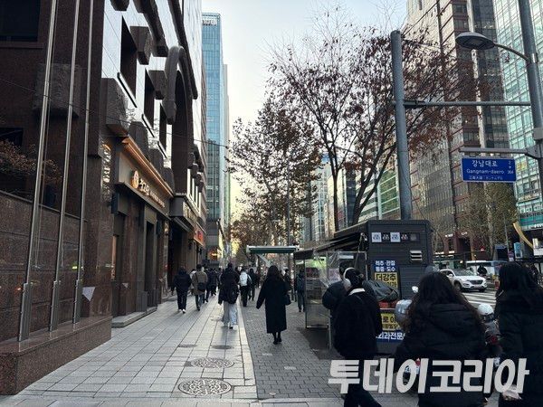 ▲ 서울 시내에서 시민들이 발걸음을 옮기고 있다. 사진=투데이코리아