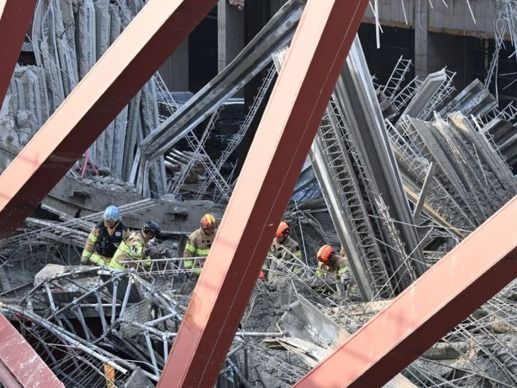 ▲ 11일 오후 광주 서구 치평동 광주대표도서관 건설 현장에서 콘크리트 타설 작업 중 구조물 붕괴 사고가 나 소방 당국이 매몰된 것으로 추정되는 작업자를 구조 하고 있다. 사진=뉴시스