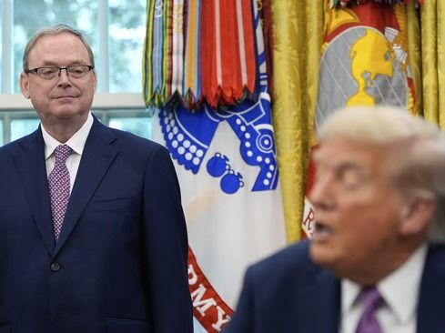 ▲ 케빈 해셋 국가경제위원회 위원장이 워싱턴 백악관 집무실에서 도널드 트럼프 대통령이 연설하는 동안 경청하고 있다. 사진=뉴시스