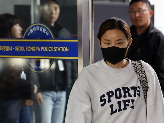 ▲ 전청조 씨의 사기 공범으로 고소를 당한 전 국가대표 펜싱 선수 남현희 씨가 지난 2023년 11월 7일 오전 서울 송파구 송파경찰서에서 피의자 신분으로 조사를 마친 뒤 나오고 있다. 사진=뉴시스