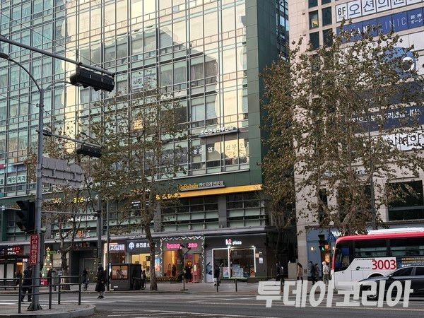 ▲ 서울 시내에서 시민들이 발걸음을 옮기고 있다. 사진=투데이코리아