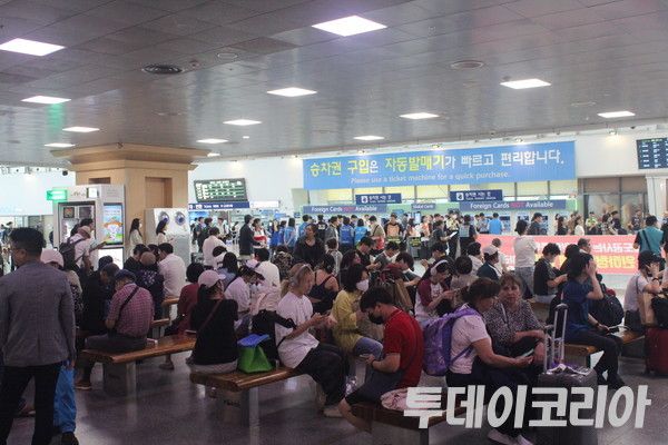 ▲ 시민들이 서울역 대합실에 앉아 기차를 기다리고 있다. 사진=투데이코리아