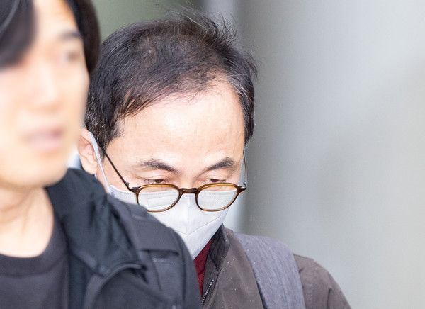 ▲ 김오진 전 국토교통부 1차관이 16일 오후 서울 서초구 서울중앙지방법원에서 열린 구속 전 피의자 심문(영장실질심사)를 마친 뒤 법정을 나서고 있다. 사진=뉴시스