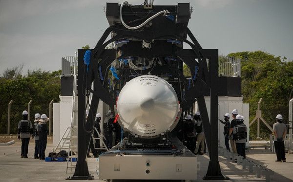 ▲ 발사대로 이동하는 이노스페이스의 발사체 ‘한빛-나노’. 사진=이노스페이스