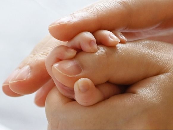 ▲ 경기도 소재 한 병원에서 한 산모가 아기를 돌보고 있다. 사진=뉴시스