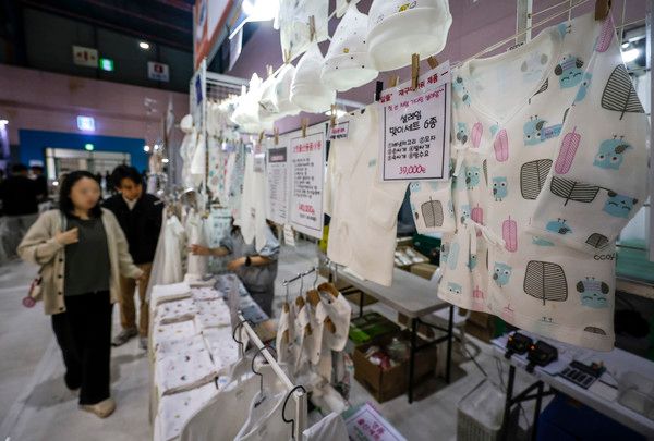 ▲ 서울 강남구 세텍에서 열린 2024 서울 하이베이비페어를 찾은 시민들이 육아용품을 살펴보고 있다. 사진=뉴시스