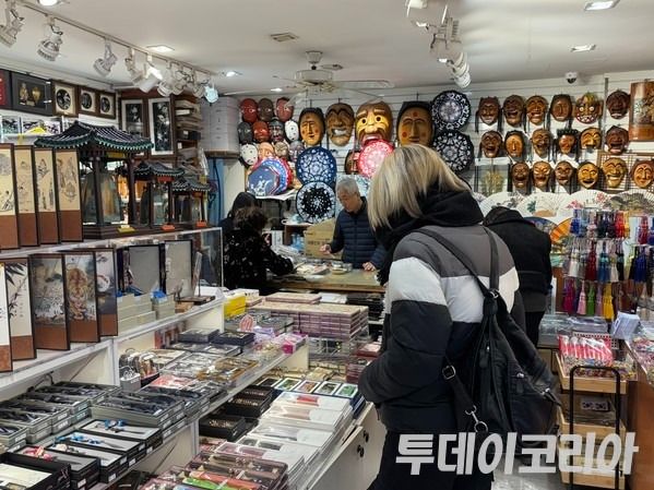 ▲ 서울 종로구 인사동에서 외국인 관광객들이 상점에서 상품을 둘러보고 있다. 사진=투데이코리아