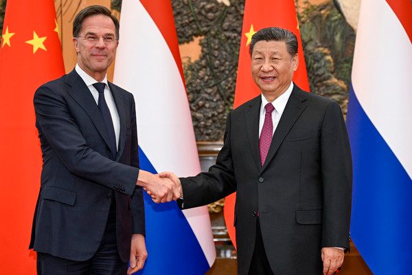 ▲ 시진핑(오른쪽) 중국 국가주석이 지난해 3월 27일(현지시각) 베이징 인민대회당에서 마르크 뤼터 네덜란드 총리와 회담에 앞서 악수하고 있다. 사진=뉴시스