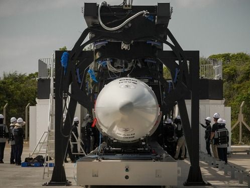 ▲ 발사대로 이동하는 이노스페이스의 발사체 ‘한빛-나노’. 사진=이노스페이스