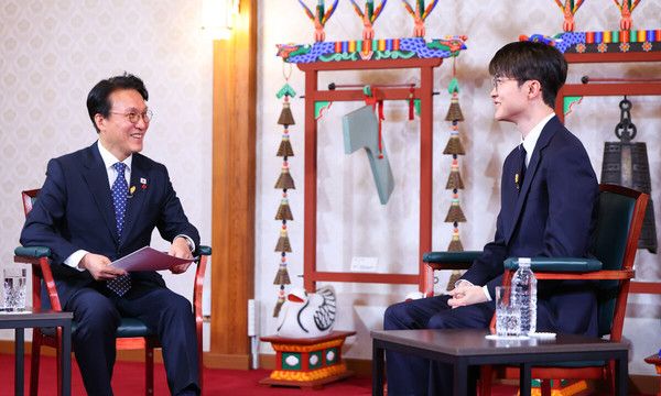 ▲ 김민석 국무총리와 프로게이머 페이커 이상혁 선수가 지난 18일 서울 종로구 국무총리 공관에서 인터뷰를 하고 있다. 사진=총리실