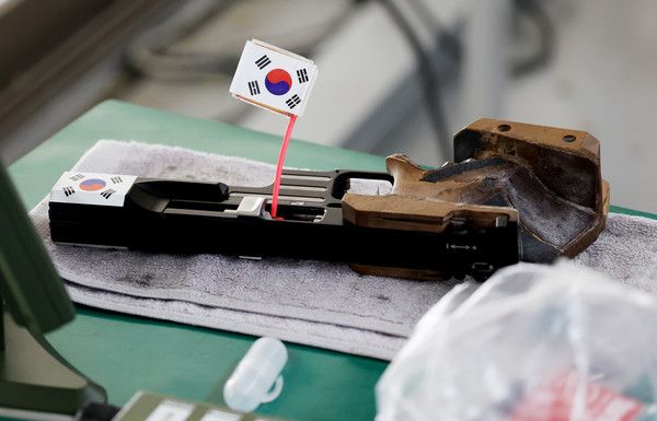 ▲ 지난해 진천국가대표선수촌에서 열린 파리 올림픽 사격 국가대표 미디어데이에서 10m 공기권총과 25m 권총 출전하는 김예지 선수의 총에 태극기가 붙어있다. 사진=뉴시스