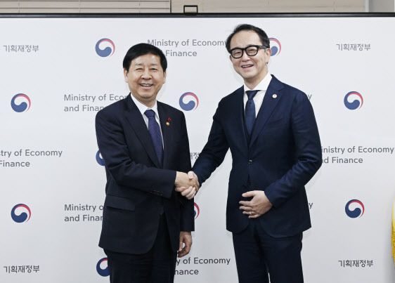 ▲ 구윤철 경제부총리 겸 기획재정부 장관이 지난 18일 오후 서울 종로구 정부서울청사에서 연례 협의차 방한한 야수토 와타나베 아세안+3 역내 거시경제 조사기구(AMRO) 소장과 악수하고 있다. 사진=기획재정부