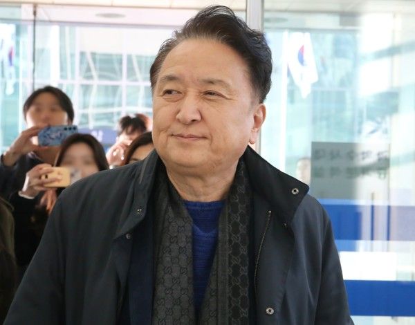 ▲ 김영환 충북지사가 21일 돈 봉투 수수, 산막 뇌물 의혹과 관련해 경찰 조사를 받기 위해 출석하고 있다. 사진=뉴시스