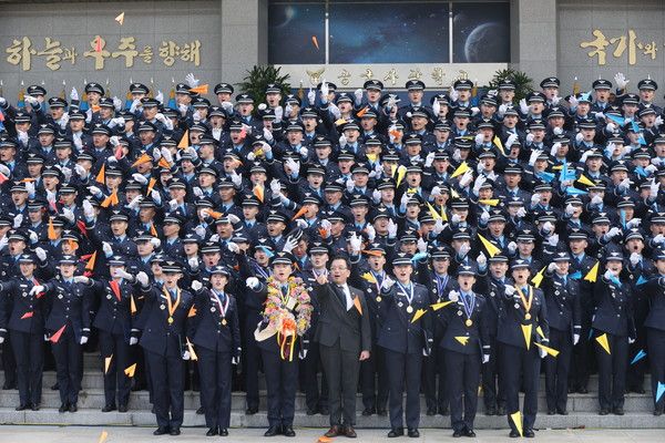 ▲ 최상목 대통령 권한대행 부총리 겸 기획재정부 장관이 12일 청주 공군사관학교에서 제73기 졸업 및 임관식을 마친 신임 소위들과 종이비행기를 날리며 기념촬영을 하고 있다. 사진=뉴시스