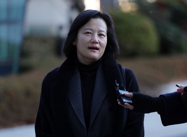 ▲ 법무부 인사를 통해 사실상 강등된 정유미 검사장이 22일 서울 서초구 서울행정법원에서 열린 집행정지 신청 심문기일에 출석하며 취재진 질문에 답하고 있다. 사진=뉴시스