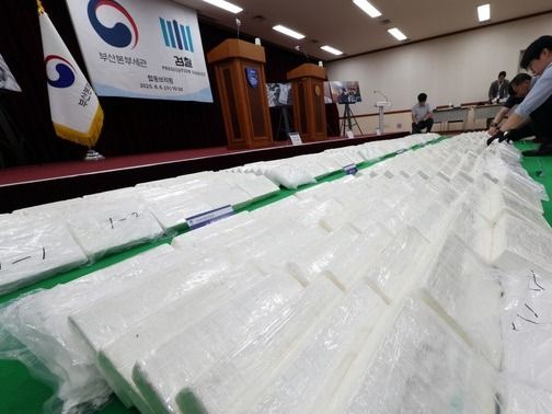 ▲ 6일 부산 연제구 부산지방검찰청에서 부산지검과 부산세관이 부산신항에 입항한 중남미발 화물선 A호(9만t급)에서 적발·압수한 코카인 600㎏을 공개하고 있다. 코카인 600㎏은 약 2000만 명(시가 약 3000억원)이 동시에 투약 가능한 양으로, 이는 부산항 역대 최대 규모 마약류 적발 사례이자 지난 4월 강릉 옥계항에서 적발된 코카인 1700㎏에 이은 국내 역대 두 번째 규모의 코카인 적발 사례다. 사진=뉴시스