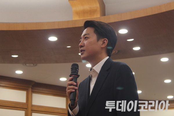 ▲ 이준석 개혁신당 대표가 지난 6월 3일 국회 의원회관에 마련된 개표상황실을 찾아 발언하고 있다. 사진=투데이코리아