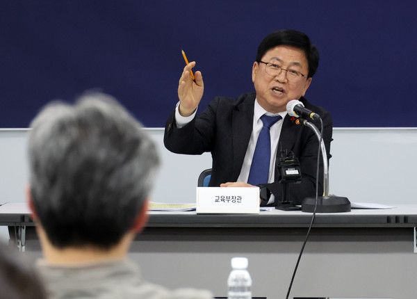 ▲ 최교진 교육부 장관이 지난 22일 세종시 정부세종청사에서 열린 취임 100일 출입기자단 간담회에서 질문에 답하고 있다. 사진=뉴시스