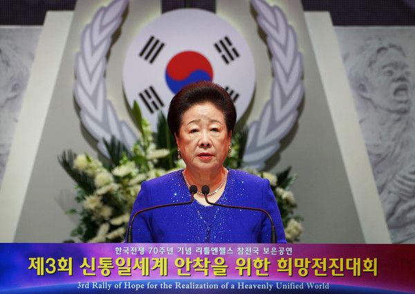 ▲ 한학자 총재가 지난 2020년 11월 22일 세계평화통일가정연합(이하 가정연합)과 천주평화연합(이하 UPF)의 공동주최로 6·25전쟁 70주년 맞아 ‘은혜를 잊지 않는 대한민국, 신통일한국 신통일세계로’라는 주제로 비대면 온라인 방식으로 열린 ‘제3회 신(神)통일세계 안착을 위한 100만 온라인 희망전진대회’에 참석해 창설자 특별 연설을 하고 있다. 사진=세계평화통일가정연합