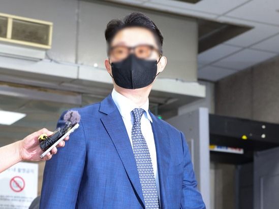 ▲ 진법사 전성배씨를 통해 김건희 여사에게 고가 선물을 전달하고 통일교의 현안을 청탁한 의혹을 받는 윤영호 전 세계평화통일가정연합(통일교) 세계본부장이 30일 오전 서울 서초구 서울중앙지방법원에서 열린 구속 전 피의자 심문(영장실질심사)에 출석하고 있다. 사진=뉴시스