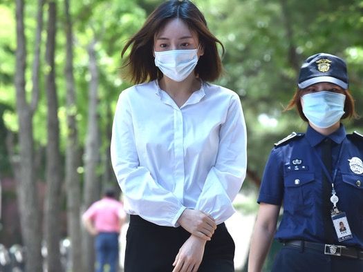 ▲ 지난 2019년 7월19일 마약 투약 등의 혐의로 구속된 남양유업 창업주의 외손녀 황하나씨가 1심에서 징역1년에 집행유예 2년을 선고 받고 오전 경기도 수원시 팔달구 수원구치소를 나오고 있다. 사진=뉴시스