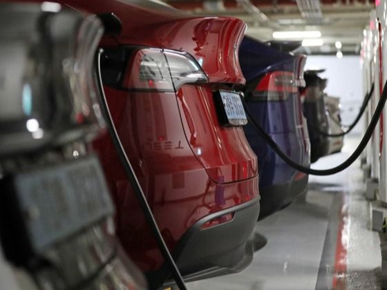 ▲ 서울시내 한 건물에서 수입 전기차가 충전하고 있다. 사진=뉴시스