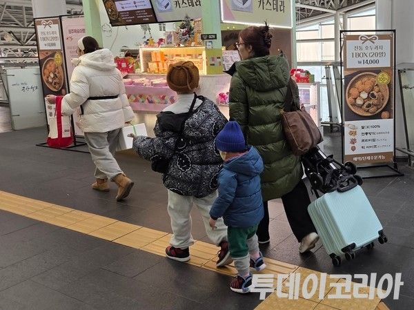 ▲ 서울역에서 한 시민이 어린 아이들과 함께 열차 탑승을 위해 이동하고 있다. 사진=투데이코리아