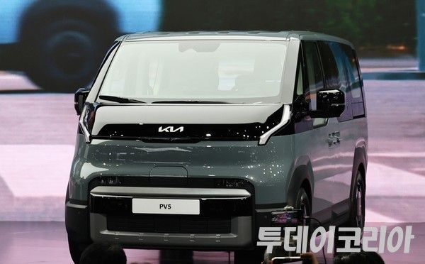 ▲ 킨텍스에서 열린 서울모빌리티쇼에서 기아 'PV5'가 취재진에게 공개되고 있다. 사진=투데이코리아