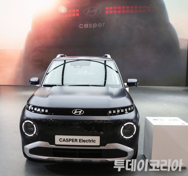 ▲ 부산 벡스코에서 열린 부산모빌리티쇼 프레스데이에서 현대자동차가 공개한 캐스퍼 일렉트릭이 전시되어 있다. 사진=투데이코리아
